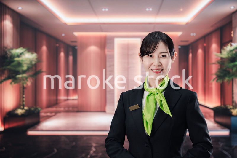 マンションのコンシェルジュとして働く若い女性