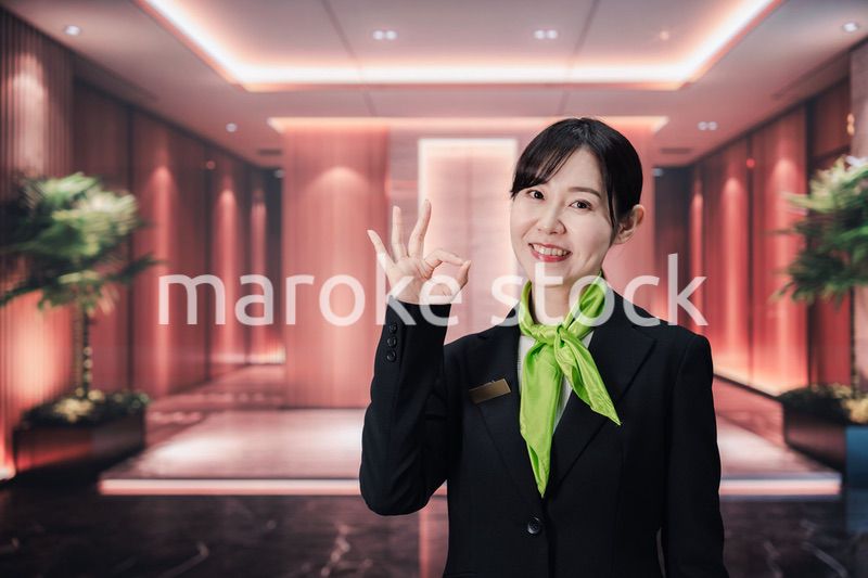 マンションのコンシェルジュとして働く若い女性