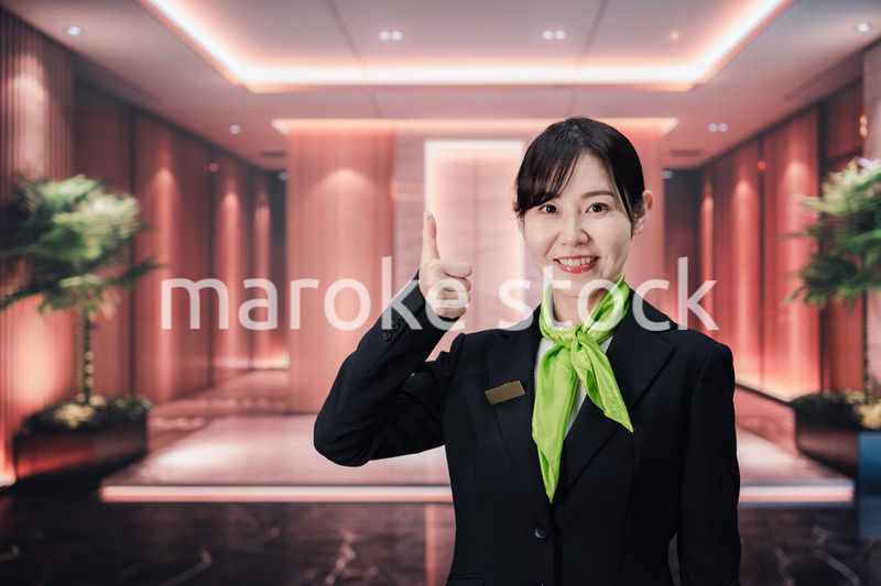 マンションのコンシェルジュとして働く若い女性