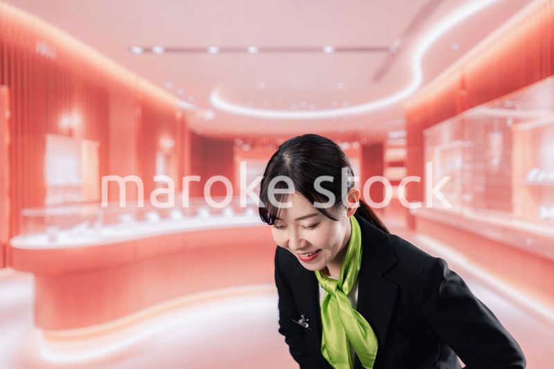 免税店で働く女性スタッフ