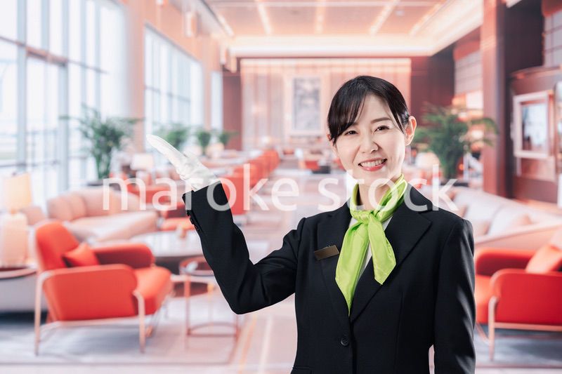 ホテルで接客をする女性スタッフ