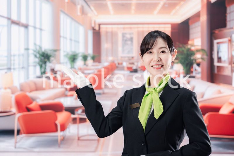 ホテルで接客をする女性スタッフ