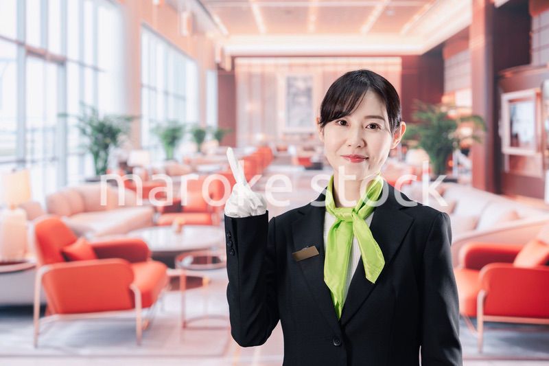 ホテルで接客をする女性スタッフ