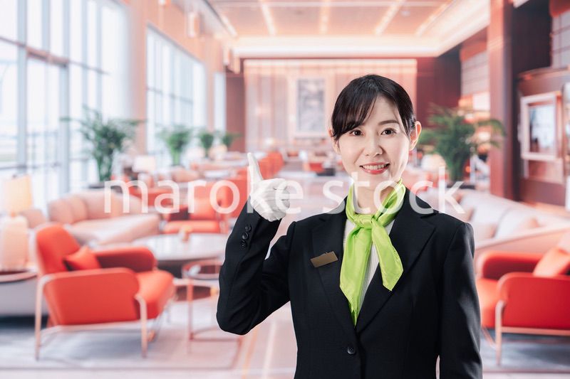 ホテルで接客をする女性スタッフ