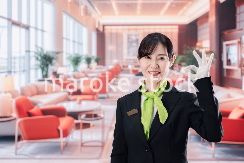 ホテルで接客をする女性スタッフ
