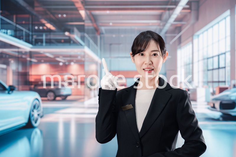 カーディーラーで働く若い女性スタッフ