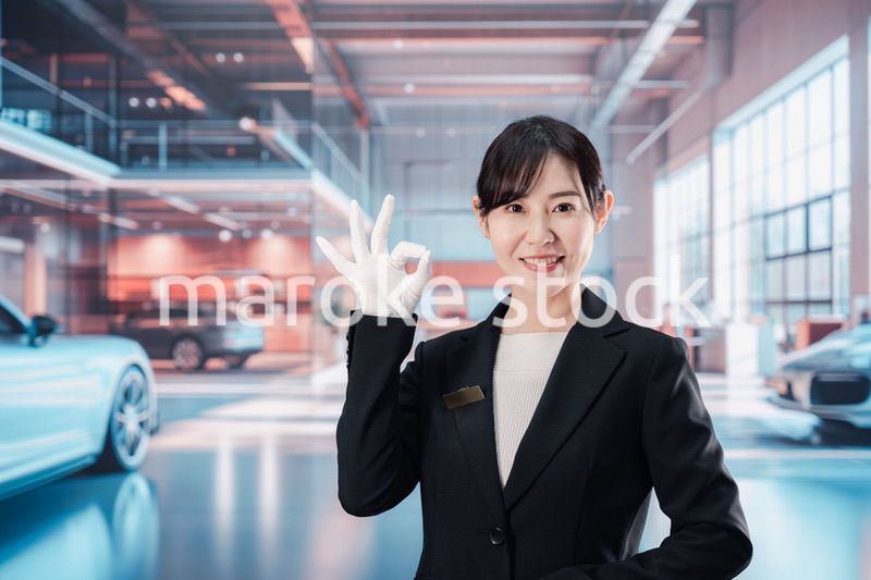 カーディーラーで働く若い女性スタッフ