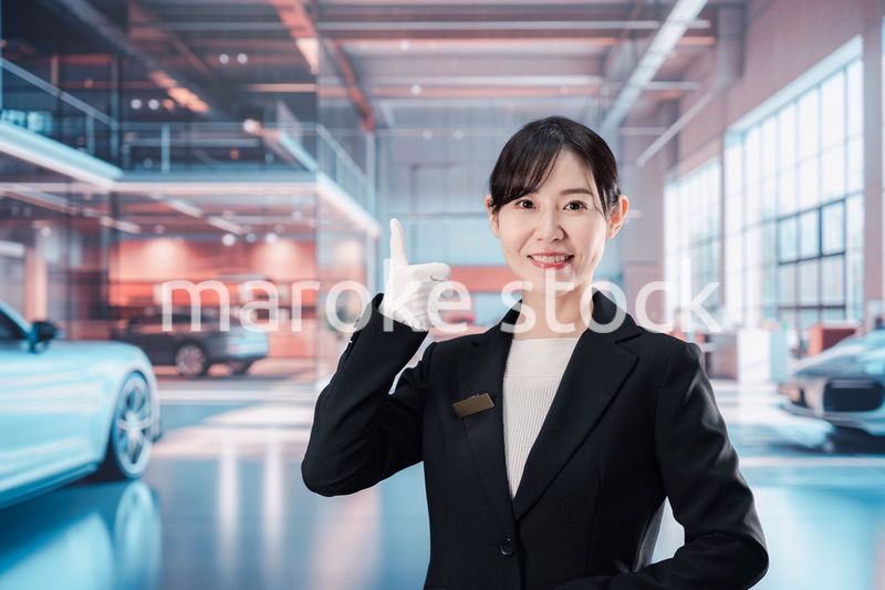カーディーラーで働く若い女性スタッフ