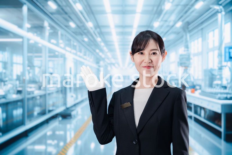 工場見学の案内をする若いビジネスウーマン