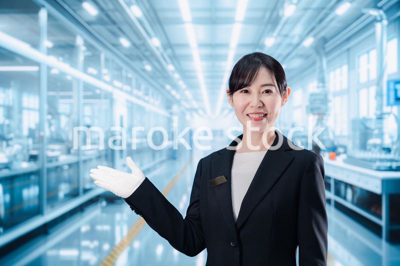 工場見学の案内をする若いビジネスウーマン