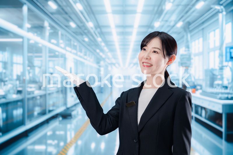 工場見学の案内をする若いビジネスウーマン