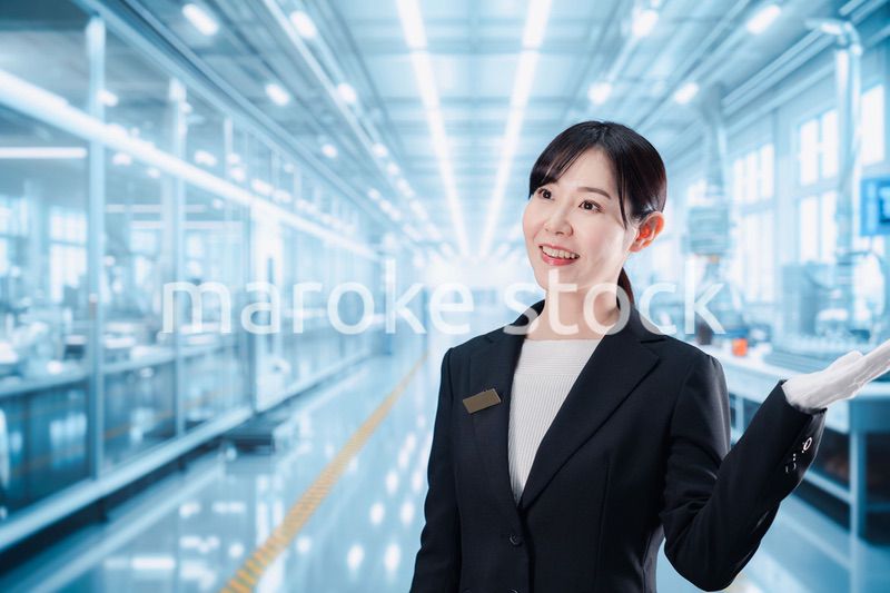工場見学の案内をする若いビジネスウーマン