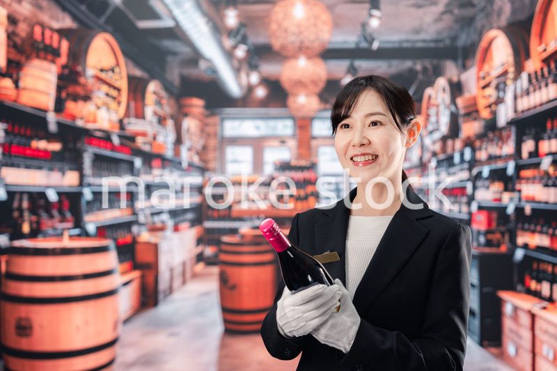 ワインを持つ女性のソムリエ