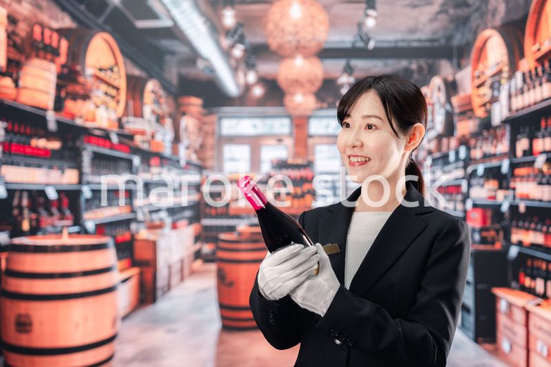 ワインを持つ女性のソムリエ