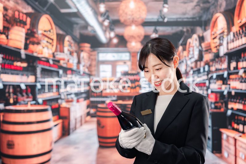 ワインを持つ女性のソムリエ