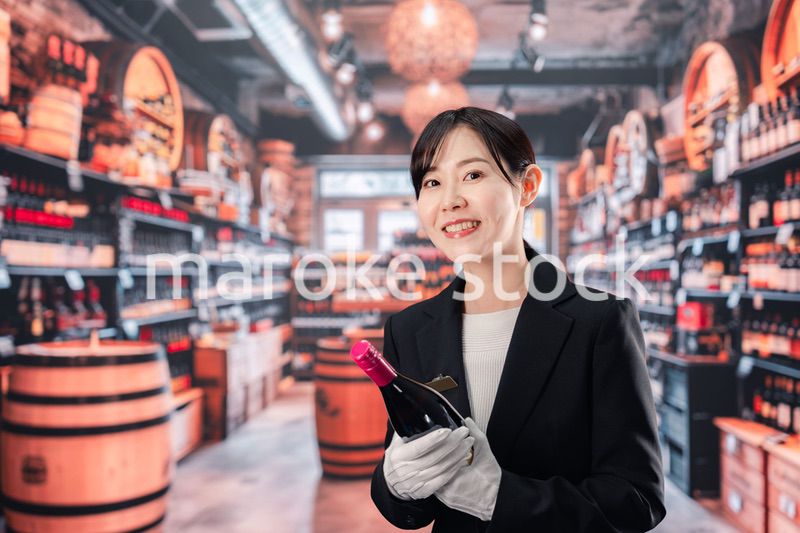 ワインを持つ女性のソムリエ