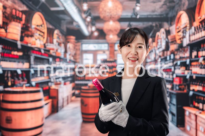 ワインを持つ女性のソムリエ