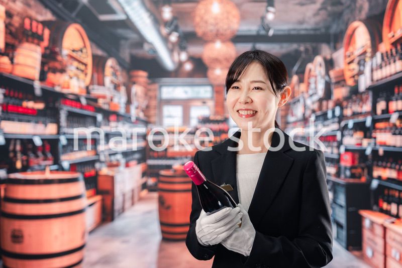 ワインを持つ女性のソムリエ