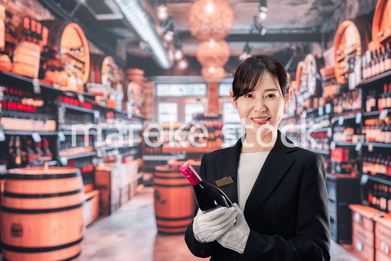 ワインを持つ女性のソムリエ