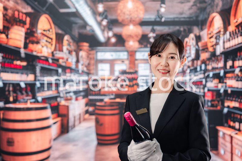 ワインを持つ女性のソムリエ