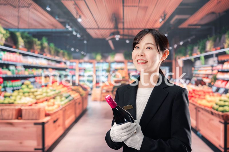 ワインを持つ女性のソムリエ