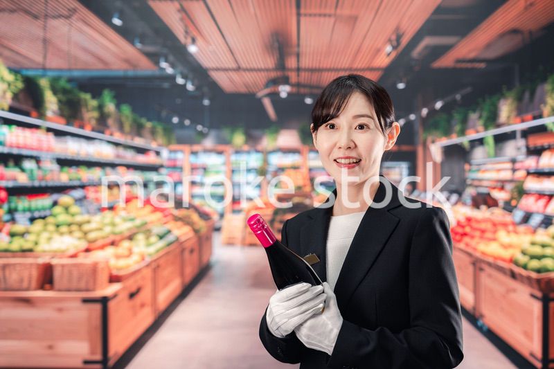 ワインを持つ女性のソムリエ