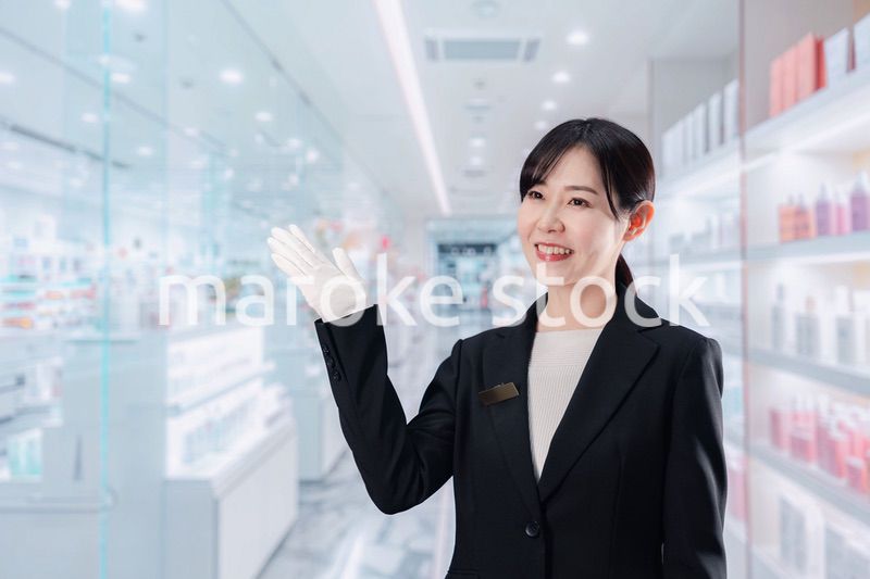 化粧品売り場で接客をする若い女性