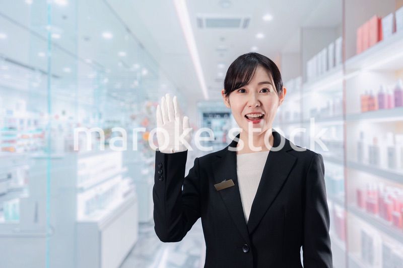 化粧品売り場で接客をする若い女性