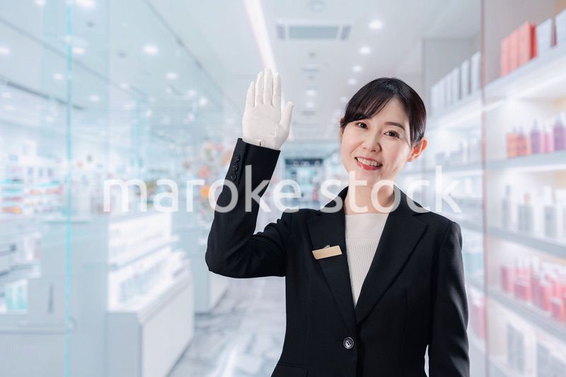 化粧品売り場で接客をする若い女性