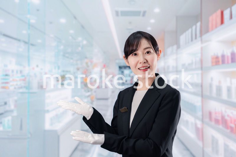 化粧品売り場で接客をする若い女性