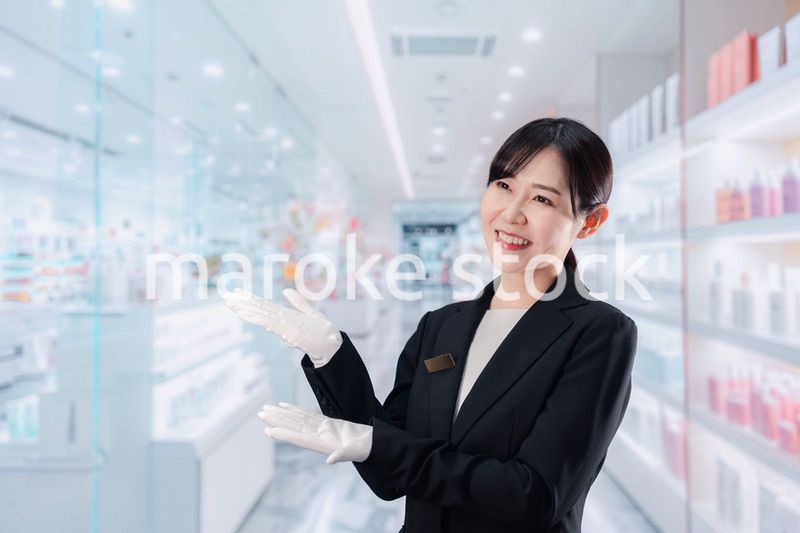 化粧品売り場で接客をする若い女性
