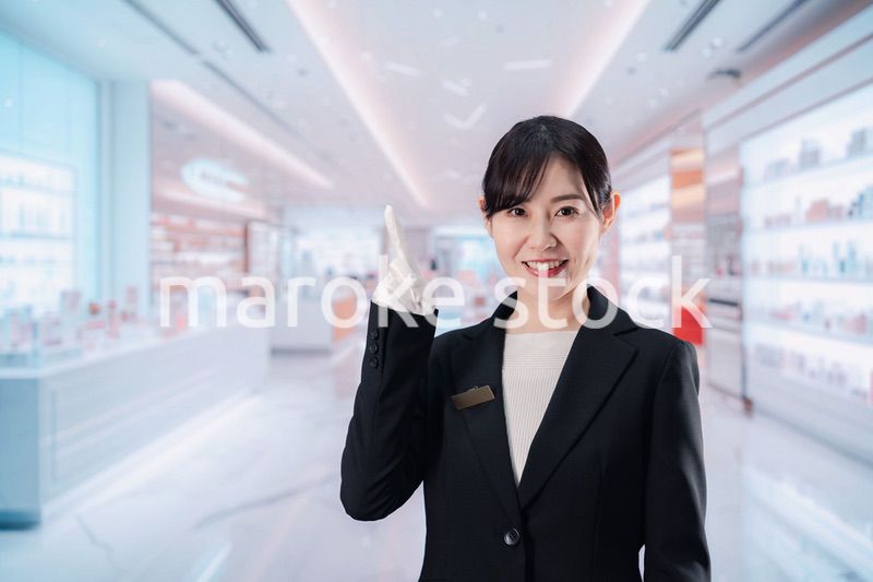 化粧品売り場で接客をする若い女性