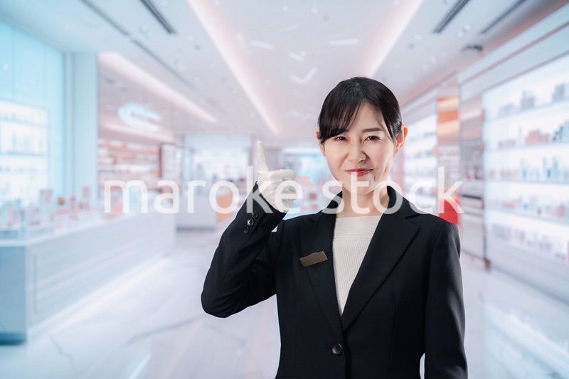 化粧品売り場で接客をする若い女性