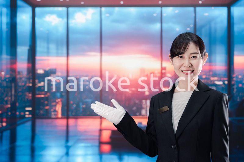 都心の高級レジデンスを紹介する女性