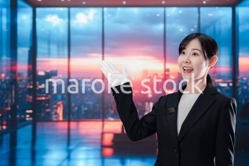 都心の高級レジデンスを紹介する女性