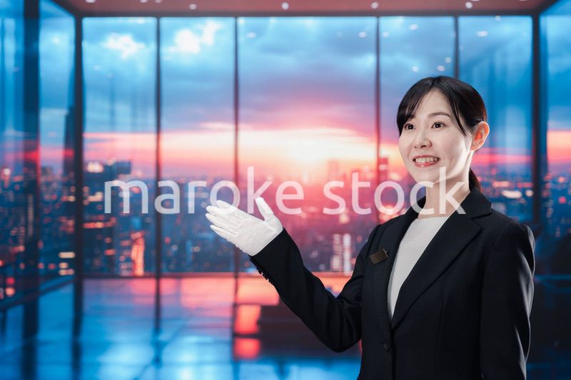 都心の高級レジデンスを紹介する女性