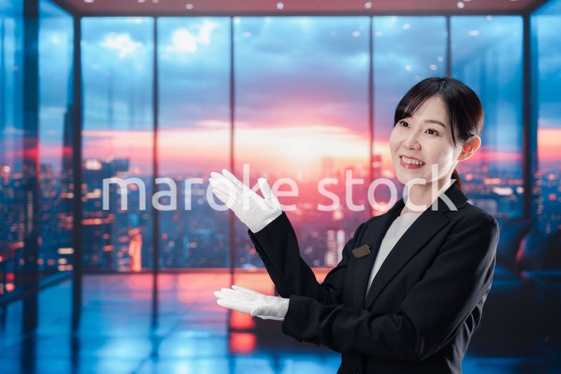 都心の高級レジデンスを紹介する女性