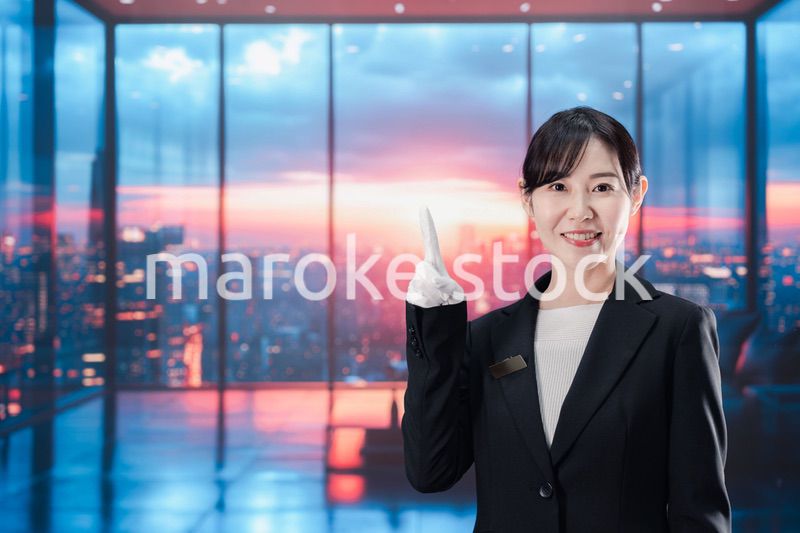 都心の高級レジデンスを紹介する女性