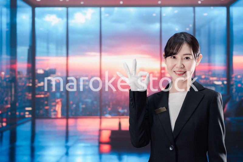 都心の高級レジデンスを紹介する女性