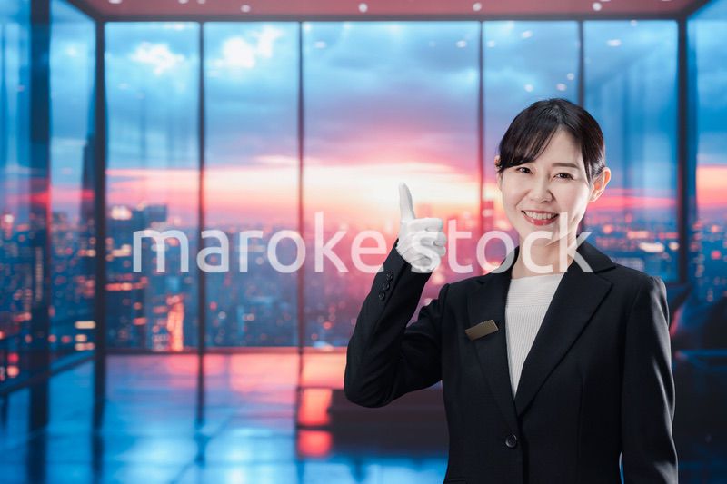 都心の高級レジデンスを紹介する女性