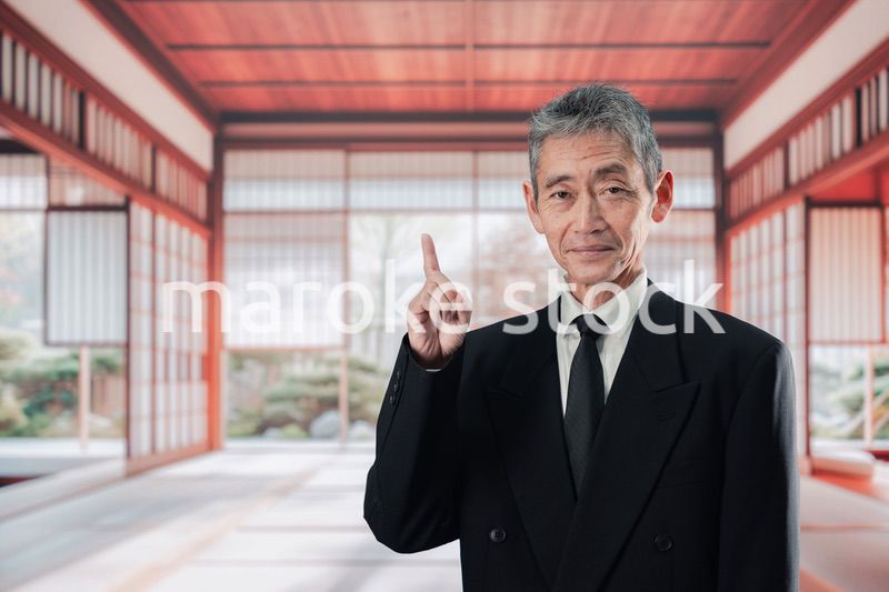 葬儀に参列する高齢の男性