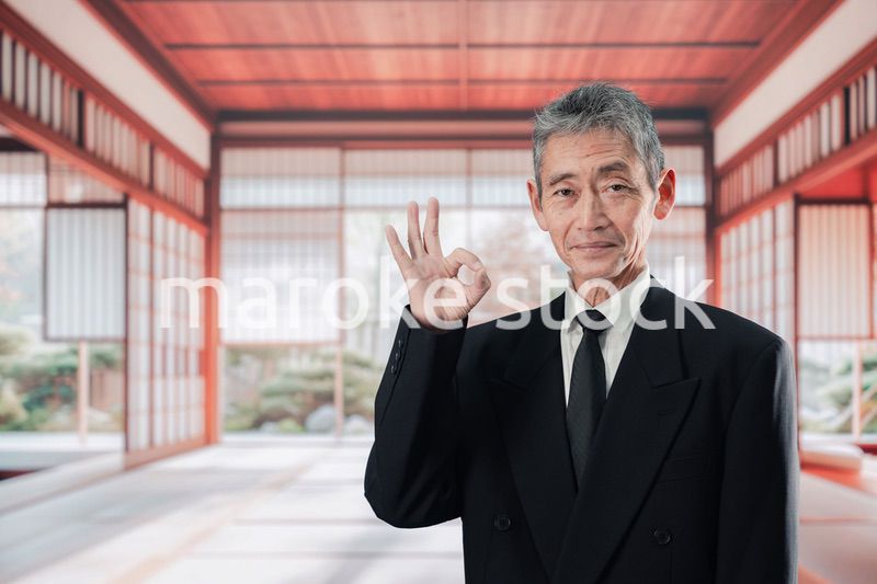 葬儀に参列する高齢の男性