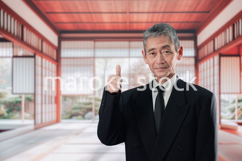 葬儀に参列する高齢の男性