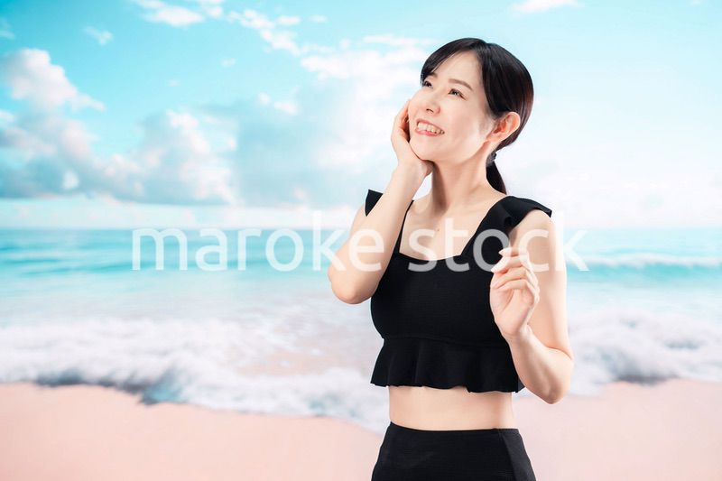 ビーチを楽しむ水着姿の女性