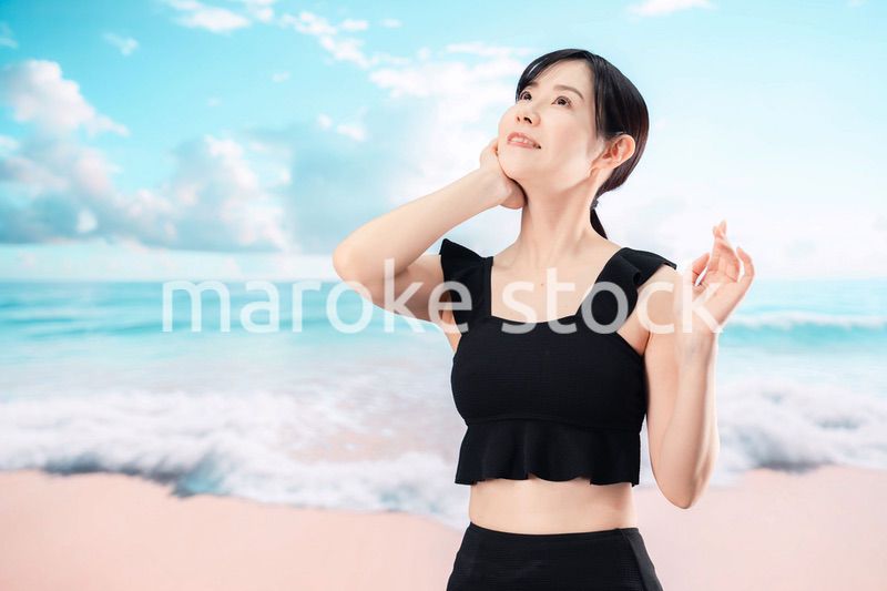 ビーチを楽しむ水着姿の女性