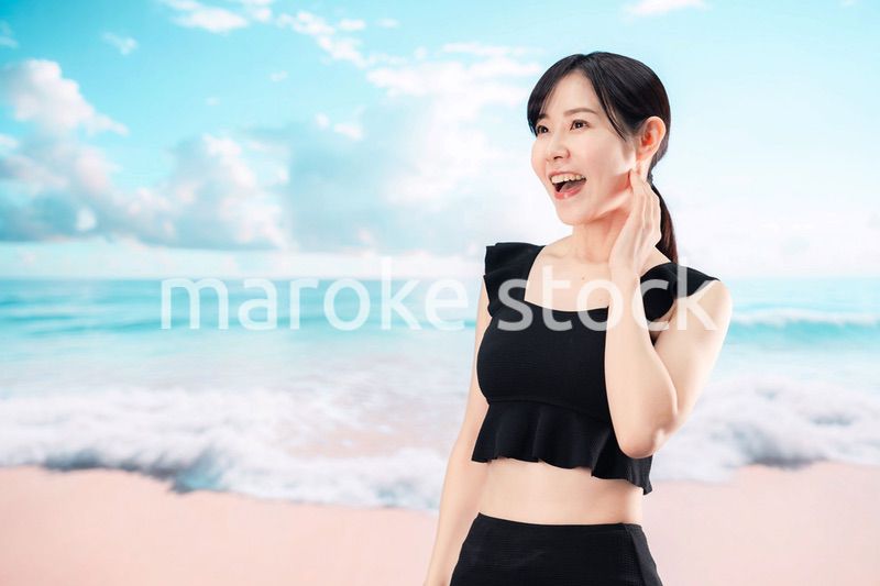 ビーチを楽しむ水着姿の女性