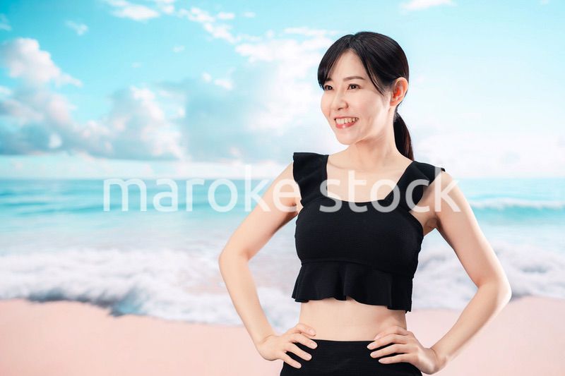 ビーチを楽しむ水着姿の女性