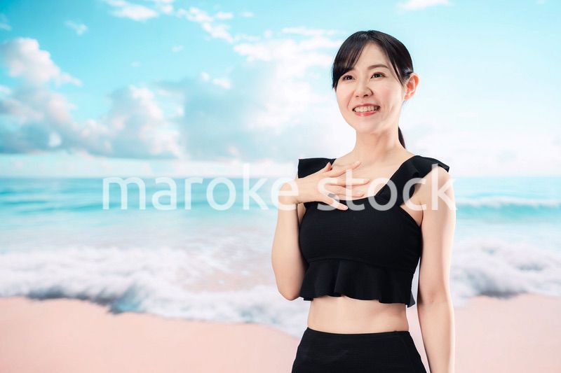 ビーチを楽しむ水着姿の女性