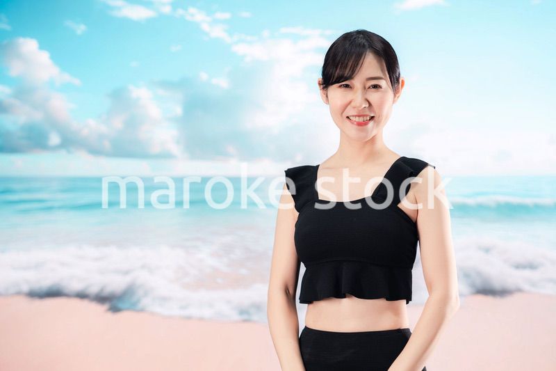 ビーチを楽しむ水着姿の女性