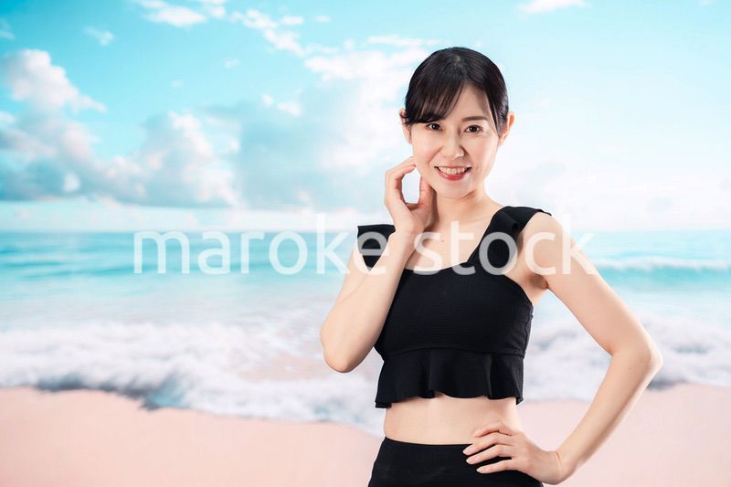 ビーチを楽しむ水着姿の女性